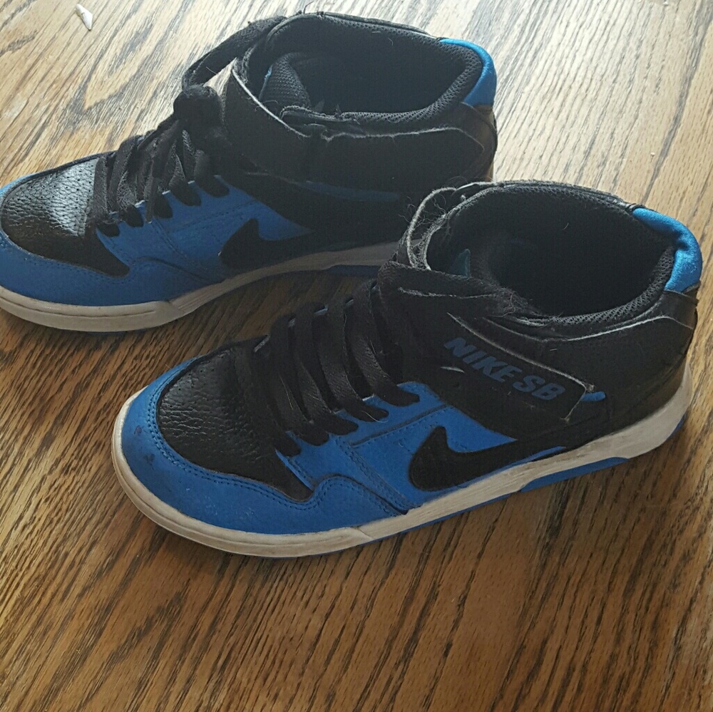 Boys Nike high top tennis shoes